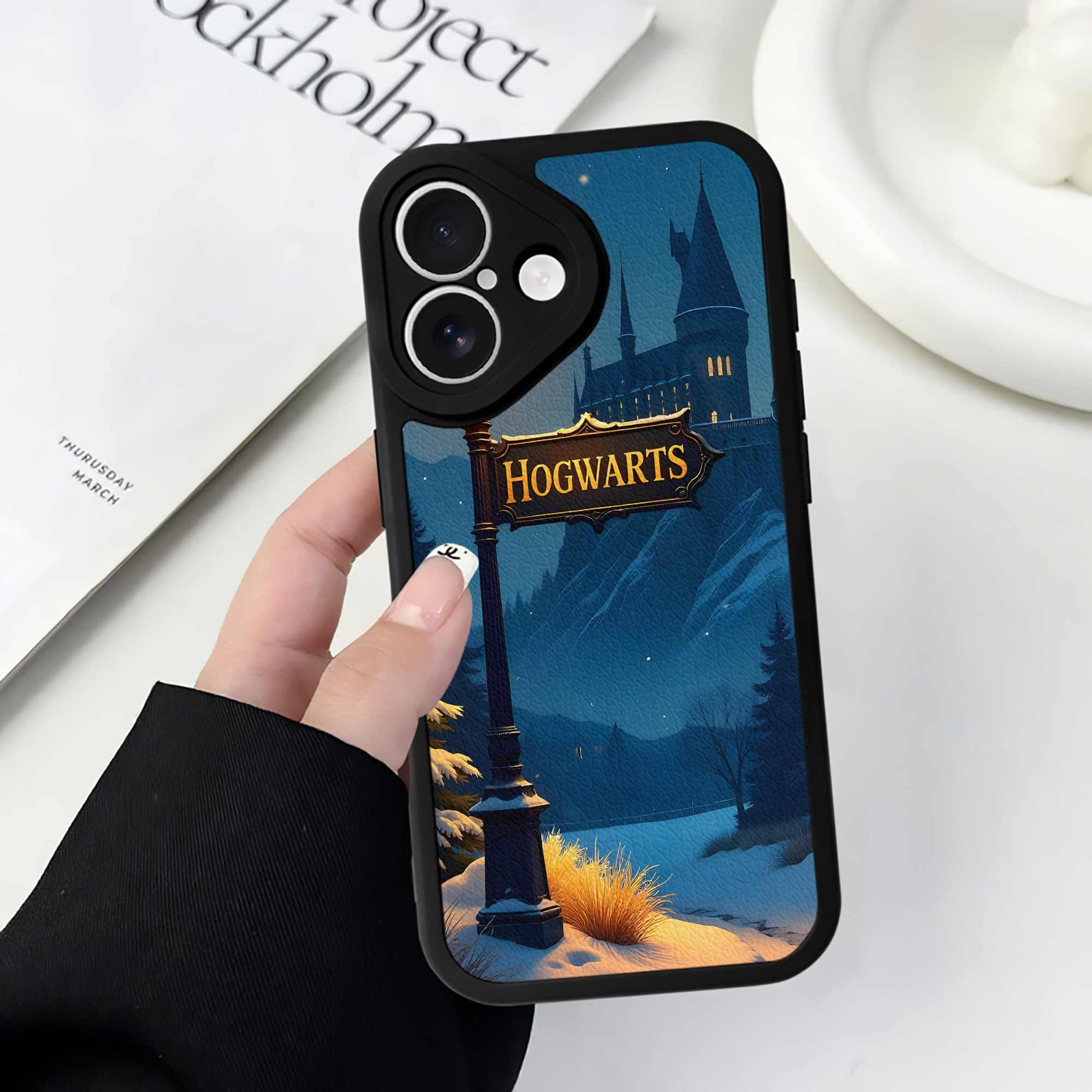 （画像用） Harry Potter ハリー・ポッターシリーズ 【iPhone 16シリーズ対応】シリコンスマホケース（レザー調） 材質：シリコン